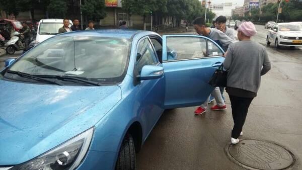 d.jpg 平涼泓源新能源有限責任公司組織“愛心送考”車隊免費接送考生(圖3)