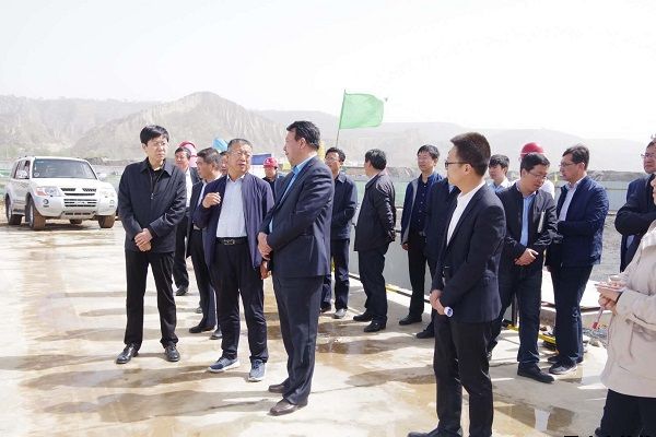 黃繼宗調(diào)研平?jīng)鲞^境車輛綜合服務(wù)中心一期(平?jīng)鍪兄行某潆娬荆╉?xiàng)目建設(shè)情況(圖2) 黃繼宗調(diào)研平?jīng)鲞^境車輛綜合服務(wù)中心一期(平?jīng)鍪兄行某潆娬荆╉?xiàng)目建設(shè)情況(圖2)