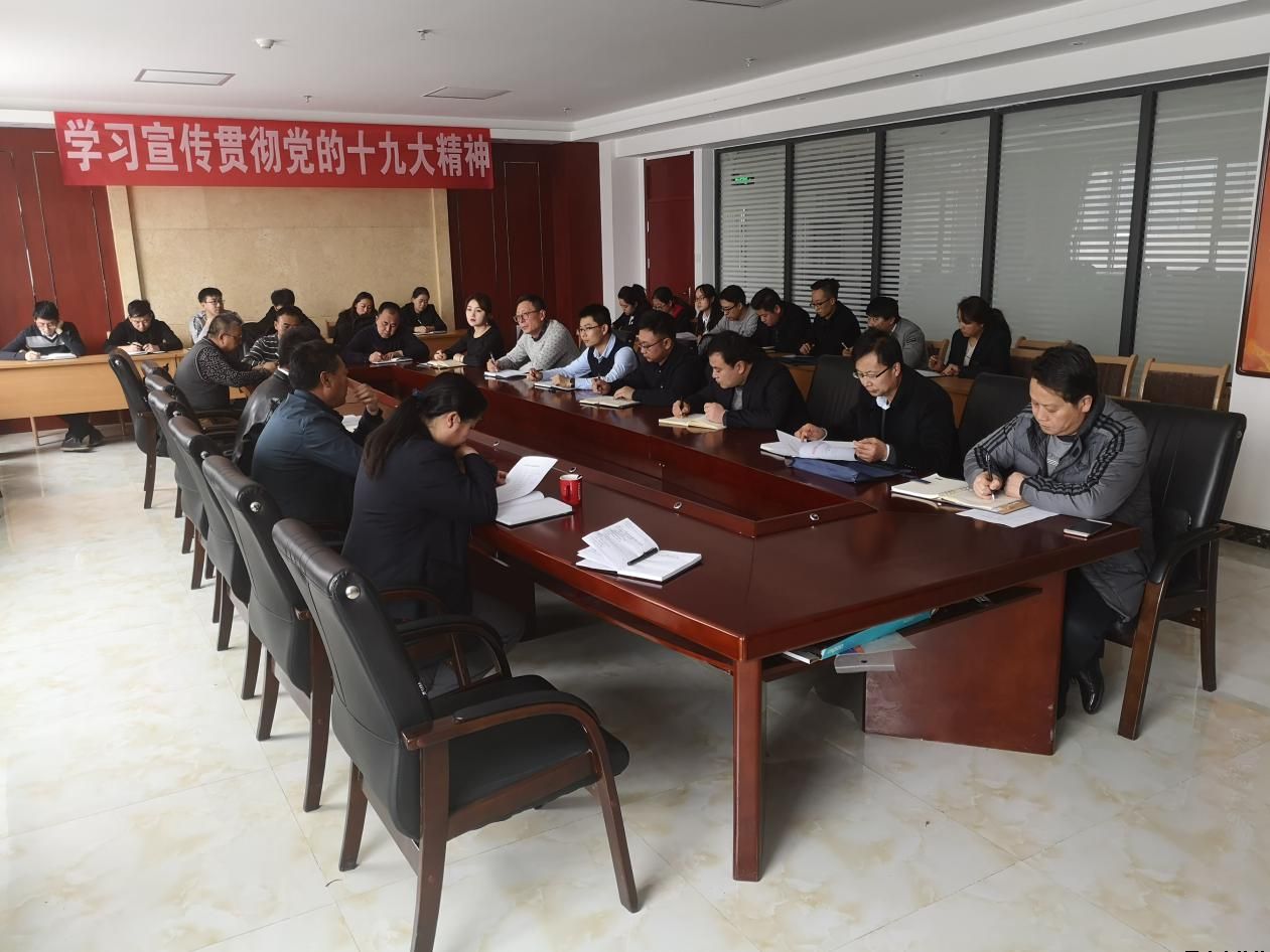 平?jīng)鲢垂菊匍_機(jī)關(guān)人員進(jìn)下屬企業(yè)掛職鍛煉參與生產(chǎn)經(jīng)營工作動員會(圖2) 平?jīng)鲢垂菊匍_機(jī)關(guān)人員進(jìn)下屬企業(yè)掛職鍛煉參與生產(chǎn)經(jīng)營工作動員會(圖2)